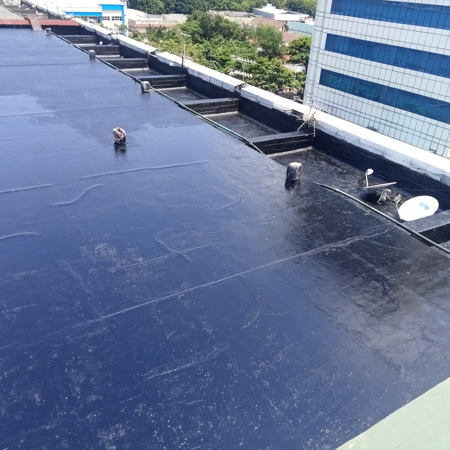 Hasil akhir waterproofing dak beton dengan aspal cair