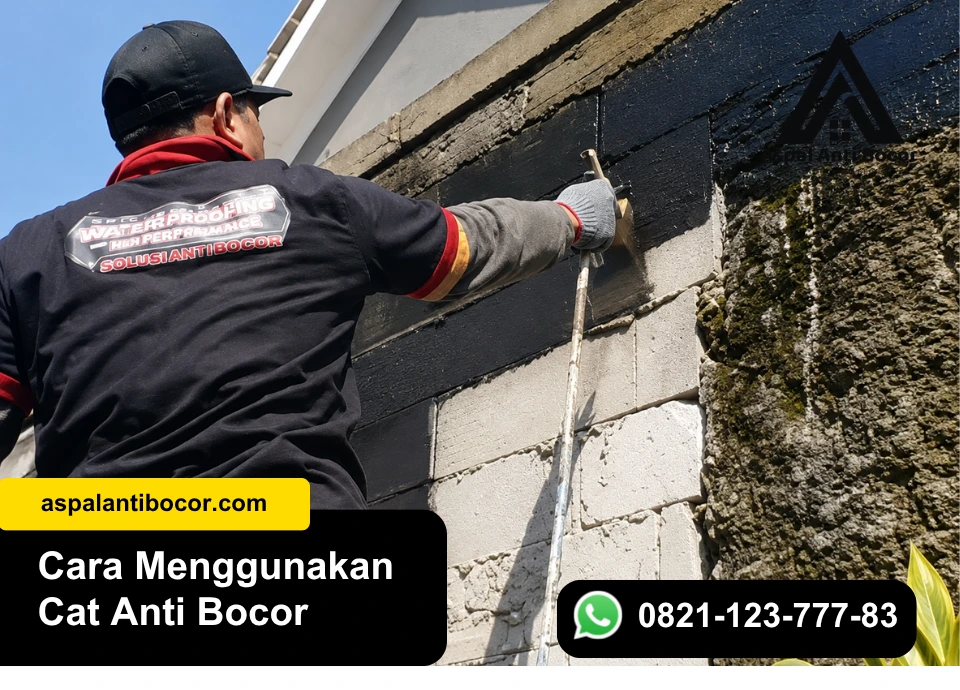 Aplikasi lapisan pertama cat anti bocor dengan roller pada atap beton