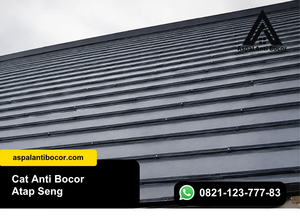 Pembersihan karat pada atap seng sebelum aplikasi cat anti bocor elastomerik