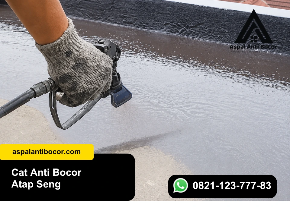 Proses pelapisan sambungan dan baut atap seng menggunakan kuas waterproofing