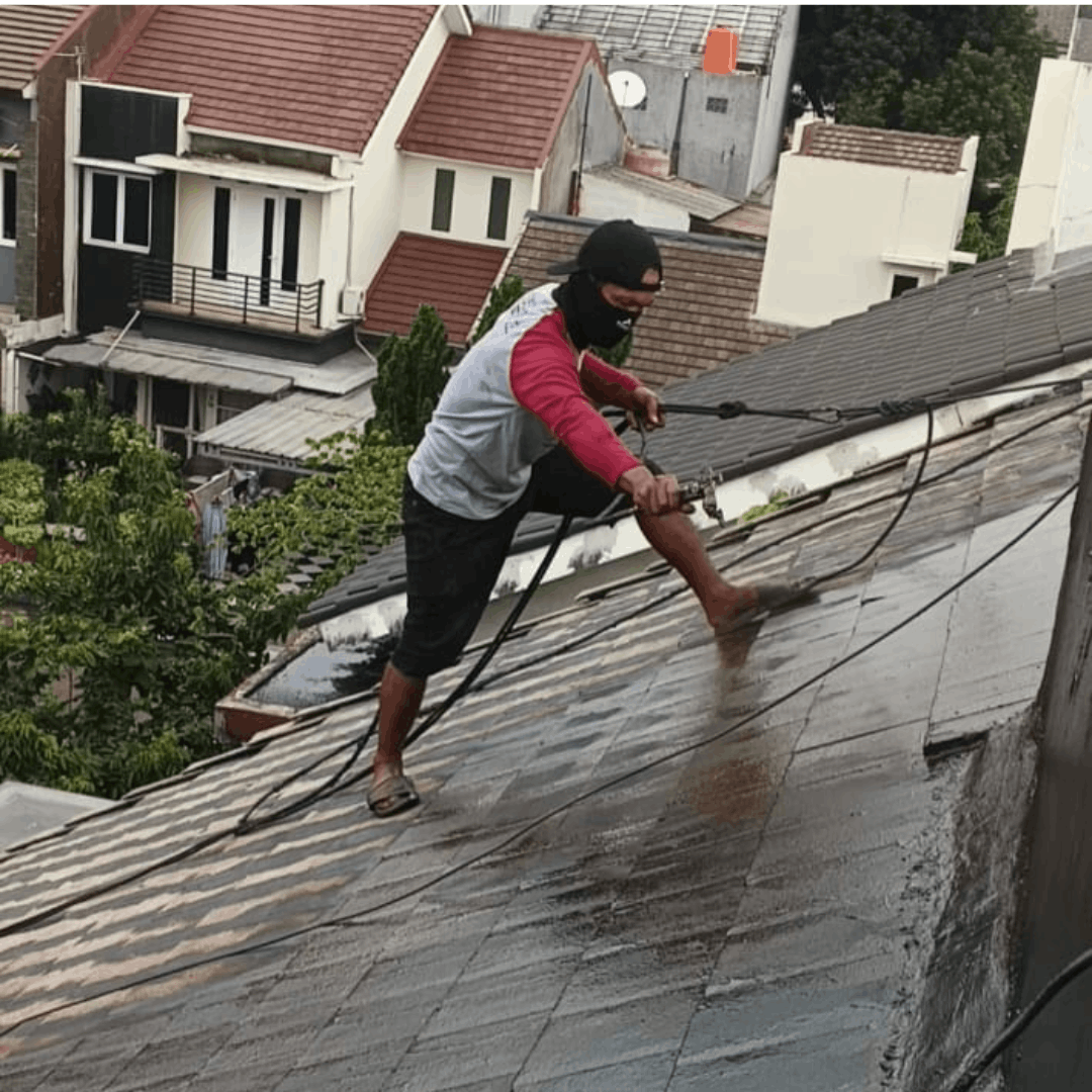 Aplikasi aspal cair pada dak beton rumah